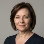 Портрет уверенного бизнесмена компании АльпКомпания на нейтральном фоне для раздела услуг по мытью окон